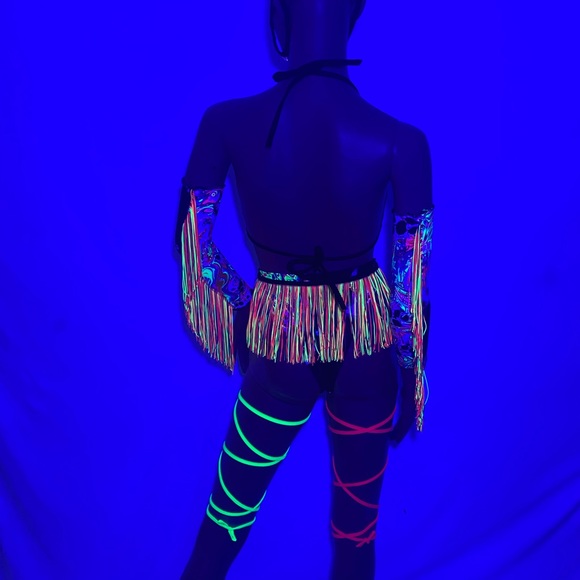 Eight piece UV black light reactive set - Picture 6 of 7